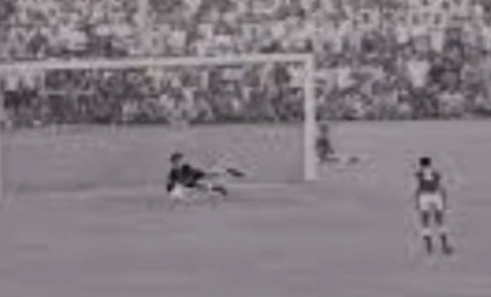 Momen legendaris Ronny Pasla menepis penalti Pele. [TikTok]