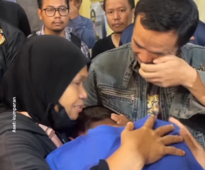 Rizki Nur Fadhilah awalnya berniat menyampaikan penjelasan tentang keadaannya, namun remaja ini tak sangup berkata-kata hanya bisa menangis tersedu-sedu. Dia pun lantas dipeluk orangtuanya yang mendampingi saat itu [Foto: tangkap layar Instagram Kumparan]