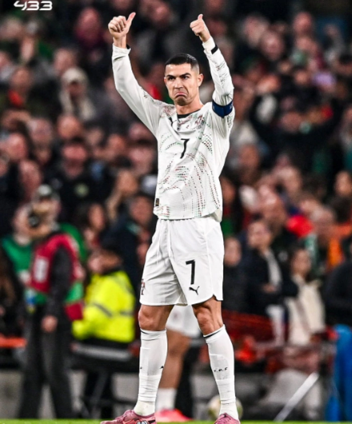 Wajah kesal Ronaldo saat diberi hadiah Kartu Merah dan diusir dari lapangan pertandingan Portugal vs Irlandia yang dimenangkan Irlandia 2-0 [Sumber Foto: X]