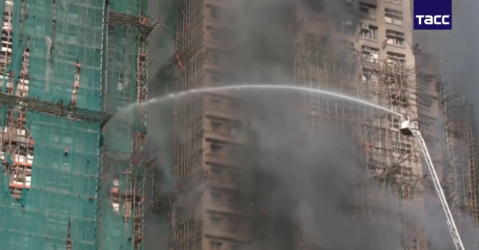 upaya pemadaman terus dilakukan dalam kebakaran hebat di Blok Apartemen Hong Kong, Rabu (26/11/2025) [Foto: tangkap layar X]
