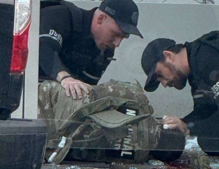 Salah satu dari dua korban yang ditembak pria tidak dikenal, tengah diperiksa kondisinya. Diduga anggota Garda Nasional ini mengalami luka serius di kepala. Penembakan itu terjadi tak jauh dari White House. [Sumber Foto: X]