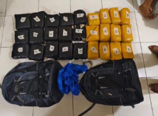 Sebanyak 27 bungkus sabu dengan berat total 28,3 kg berada dalam mobil RF dan HR. Keduanya dijanjikan masing-masing dapat upah Rp8 juta per-kilogram [Foto: mediacenter.riau]