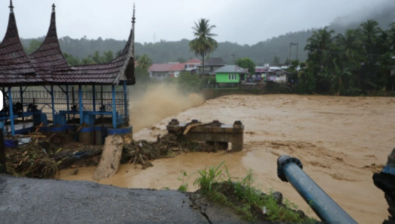 Jembatan Gunung Nago putus akibat banjir bandang yang terjadi di Kecamatan Pauh, Kota Padang, Kamis (27/11/2025] [Foto: BPBD Prov Sumbar/BNPB]