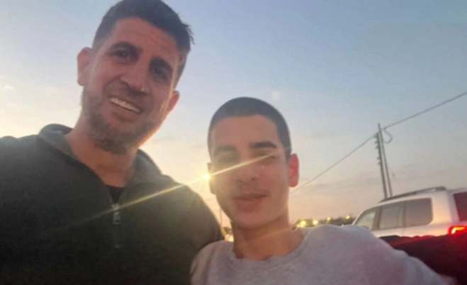 Mohammed Ibrahim (16) bersama ayahnya setelah dibebaskan Israel [Foto: X/@Mosab Abu Toha]