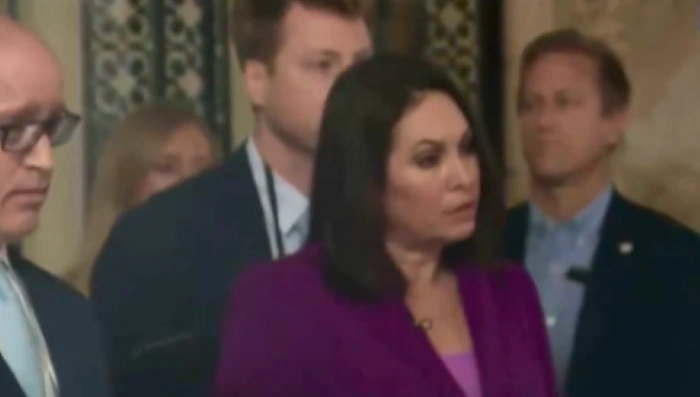 Nancy Cordes, 51, Kepala Koresponden Gedung Putih CBS News, yang kena semprot Trump [Foto: tangkap layar video X]