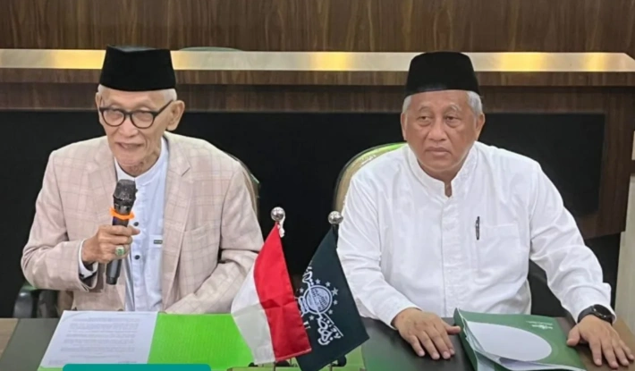 Rais Aam PBNU KH Miftachul Akhyar (kiri) dalam konferensi pers di kantor PWNU Jatim, Sabtu (29/11/2025). [Dok. PBNU]