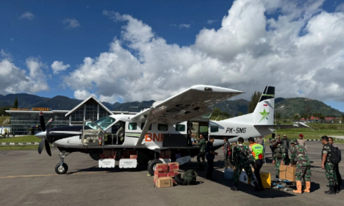 Pesawat BNPB membawa bantuan logistik dan peralatan telah mendarat di Bandara Rembele, Kabupaten Bener Meriah, Provinsi Aceh, Sabtu (29/11) [Foto: BNPB]