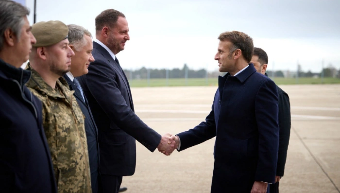 Andriy Yermak tengah bersalaman dengan Presiden Prancis Emmanuel Macron [Foto: X Andriy Yermak] 