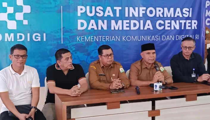 Konferensi pers di Media Center Pos Komando Tanggap Darurat Bencana Hidrometeorologi Aceh, Banda Aceh, Selasa (2/12/2025). (Foto: KemKomdigi)