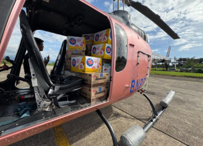 Helikopter BNPB tengah bersiap untuk mendistribusian bantuan dengan cara airdrop ke lokasi-lokasi yang terisolir akibat bencana [Foto: BNPB]