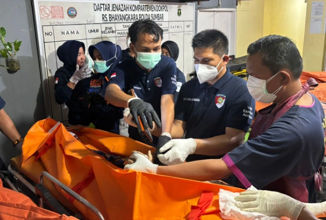 Pendataan di Posko Post Morten DVI Polda Sumbar [Foto: Humas Polri]