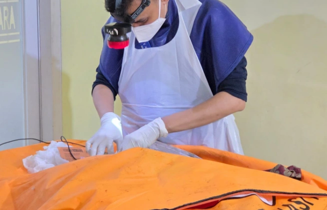 Ahli forensik Polda Sumbar sedang melakukan identifikasi pada korban yang meninggal [Foto: Humas Sumbar]