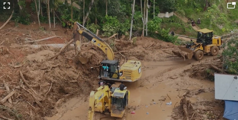 Alat berat digunakan untuk membuka akses di daerah bencana [Foto: BNPB]
