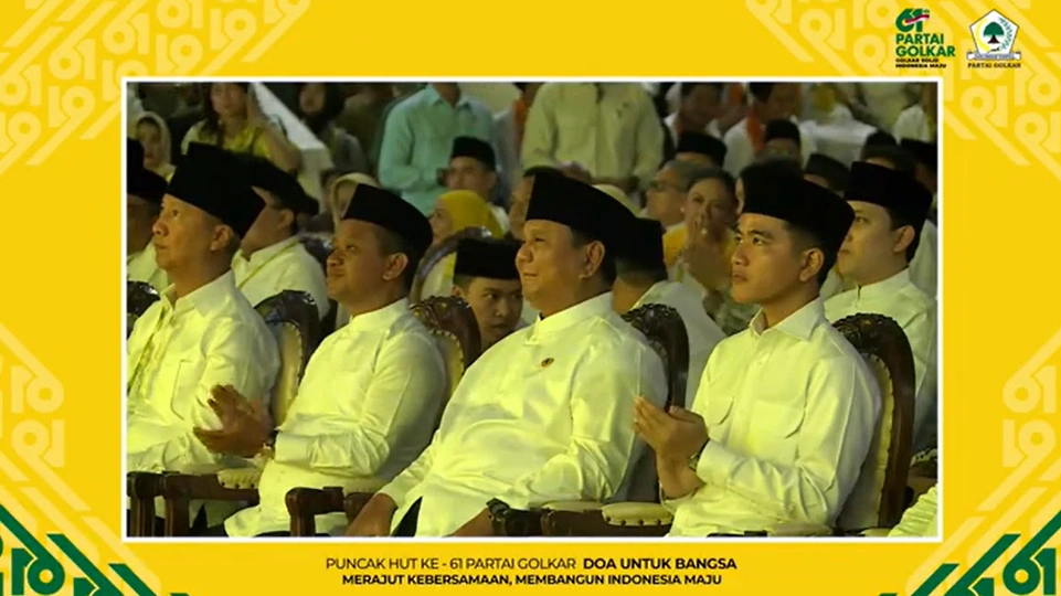 Presiden Prabowo Subianto didampingi Wapres Gibran Rakabuming Raka dan Ketua Umum Partai Golkar Bahlil Lahadalia menghadiri acara Puncak HUT Golkar, Jumat (5/12). [YouTube]