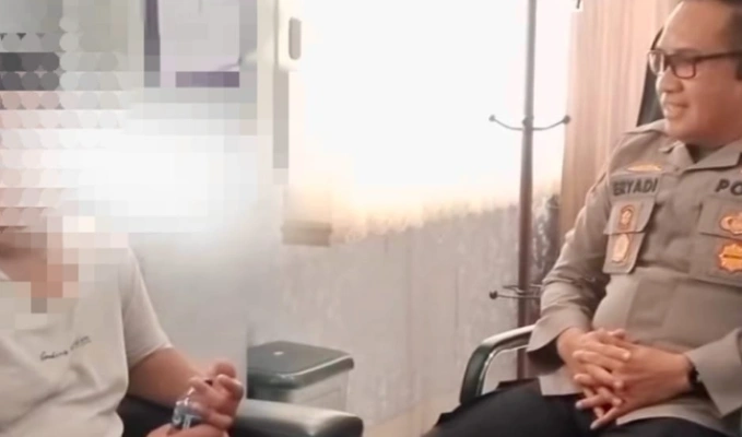 Rendi Wijaya (15) sedang berbincang dengan polisi OKU [Foto: Humas Polri]