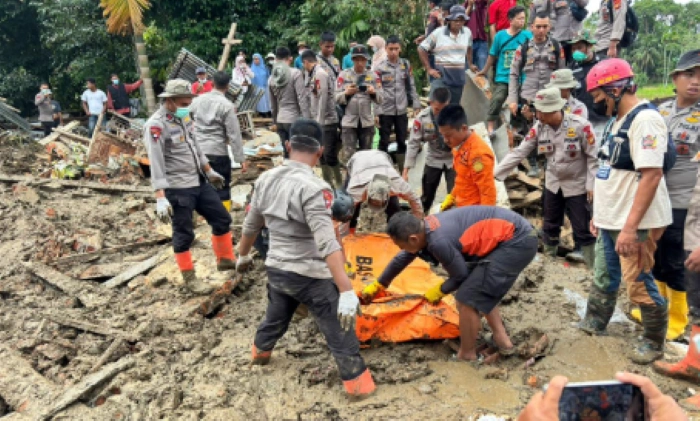 Berhari-hari Dicari Samsimar Ditemukan di Gundukan Lumpur Banjir Kampung Tanjung Agam
