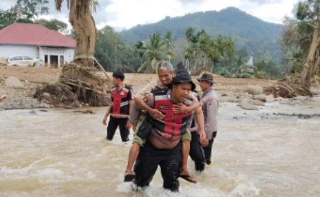 Petugas melakukan evakuasi terhadap korban. [Isitmewa]