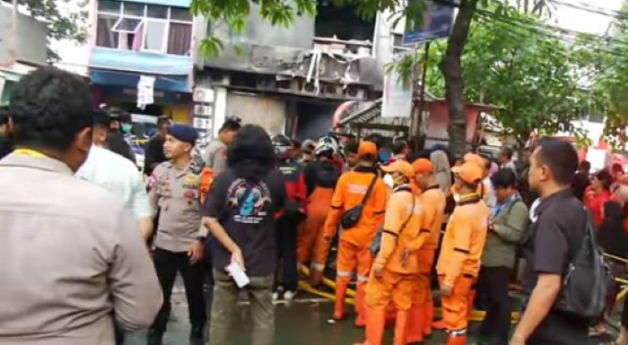 Kebakaran gedung Terra Drone di Jl Letjen Suprapto, Kemayoran Jakarta Pusat, Selasa 9/12/2025) [Foto: tangkap layar]