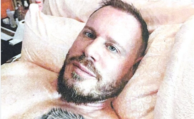 Salah satu foto terbaru yang dirilis FBI. Salah satu cirinya, tato singa yang khas di dadanya