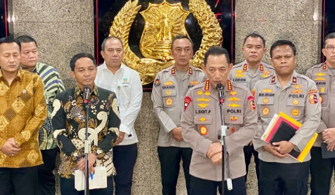 Kapolri Listyo Sigit Prabowo menyampaikan perkembangan kasus penyidikan pembalakan liar di Tapanuli, Sumut, Jumat (12/12/2025) [Foto; Humas Polri]