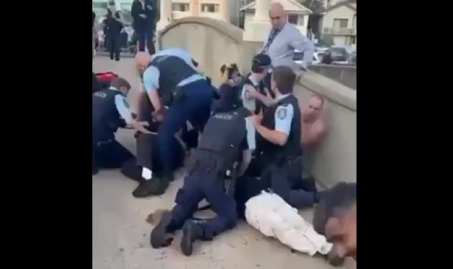 15 orang meninggal dan puluhan lain luka-luka akibat penembakan di Bondi Beach.