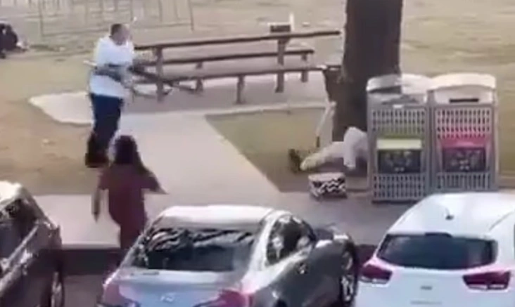 Ahmed El-Ahmad (kaos putih) berhasil merebut senjatan pelaku [Foto; tangkap layar X]