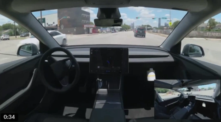 Robotaxi Tesla Model Y sedang diujicobakan di Austin. Meluncur tanpa pengemudi keselamatan [Foto: tangkap layar X]
