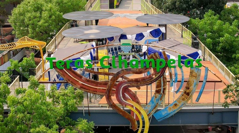 Video Viral Remaja Mesum di Teras Cihampelas Bandung, Satpol PP Bertindak!