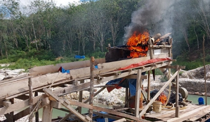 Pembakaran 48 rakit penambangan ilegal yang ditinggal pemiliknya di kebun karet Kuansing [foto: mediacenter.riau]