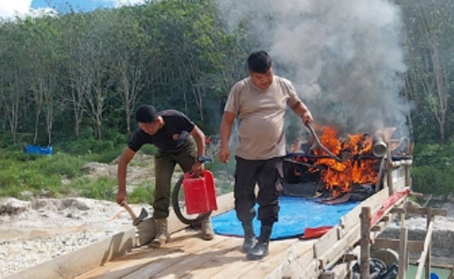 Bolak-balik Ditertibkan tak Kapok! Tim Gabungan Bakar 48 Rakit Tambang Ilegal di Kuansing