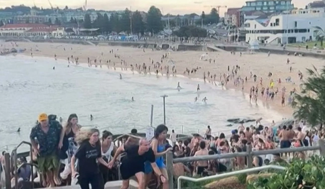 Kekacauan terjadi saat dua teroris menembaki pengunjung perayaan Yahudi di pantai Bondi, Syney,NSW, Australia, Minggu (14/12/2025) [Foto; tangkap layar video X