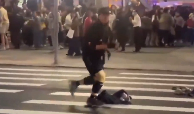 Tersangka berlari menuju stasiun bawah tanah, dia membunuh 3 orang dan melukai 9 orang sebelum tewas lompat dari gedung [Sumber Foto; tangkap layar video X Uncover Report ]