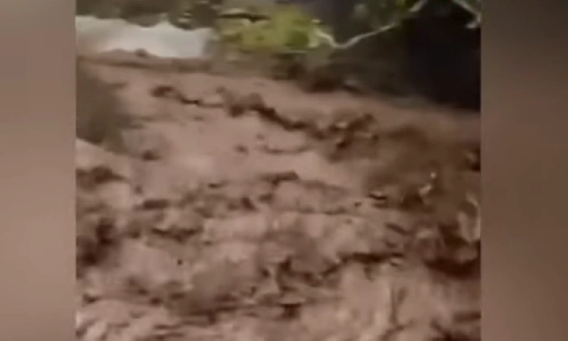 Banjir bandang membuat kawasan wisata pemandian air panas Guci di Kabupaten Tegal, Provinsi Jawa Tengah, sebagian tertutup lumpur [Foto: tangkap layar]