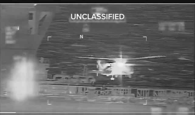 Helikopter Petugas Pantai AS sedang bersiap mendarat di tanker minyak Venezuela [Foto: tangkap layar  video X  Kristi Noem ]