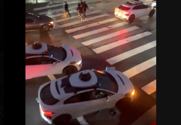 Waymo mati total di tengah jalan saat listrik di San Francisco padam [Foto: tangkap layar]