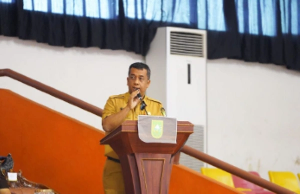 Kepala Disnakertrans Riau, Roni Rakhmat.[Foto: mediacenter.riau]