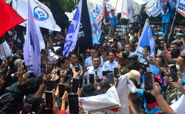 Gubernur Jateng Ahmad Luthfi di antara para buruh usai pengumuman penetapan UMP, UMK, Rabu (24/12/2025) [Foto: Humas Jateng]