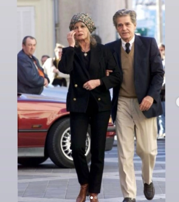 Brigitte Bardot dan suaminya, Bernard d'Ormale, menghadiri upacara perpisahan untuk mantan suaminya, Roger Vadim [Foto: IG brigitte_bardot34]