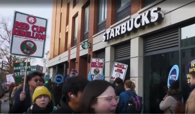 Demonstrasi pekerja mengguncang Starbucks New York [Foto: tangkap layar vido New York Post]