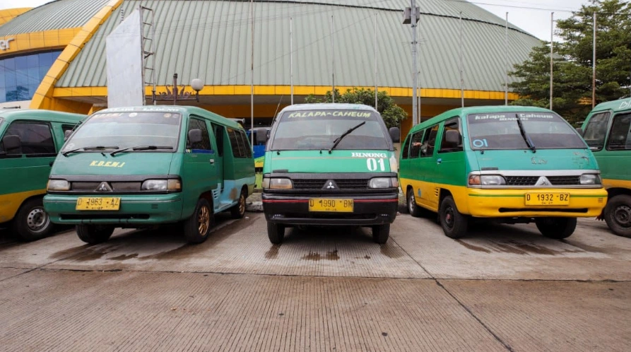 Angkot Kota Bandung berjejer rapi, dua hari libur [Foto Humas Kota Bandung]