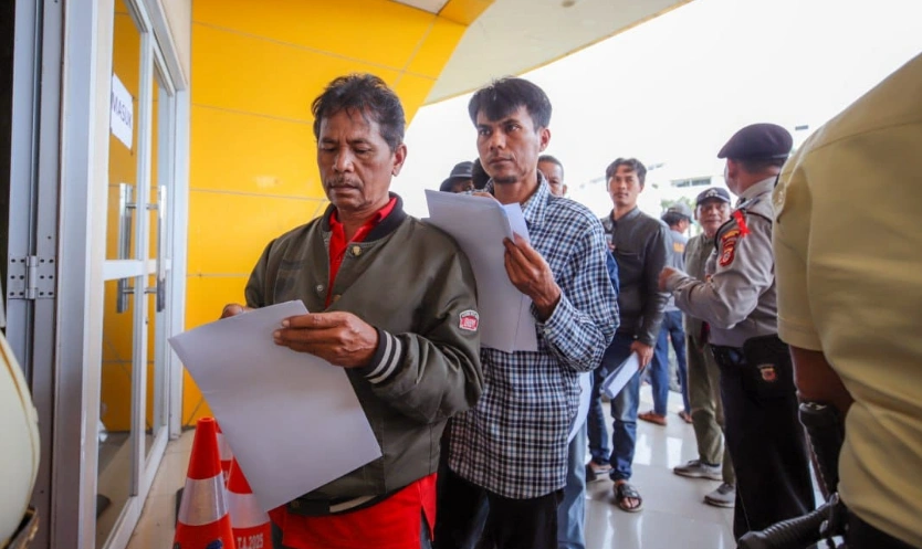 Para sopir angkot Bandung mengantri mengambil uang kompensasi dua hari libur Rp500 ribu [Foto; Humas Kota Bandung] 