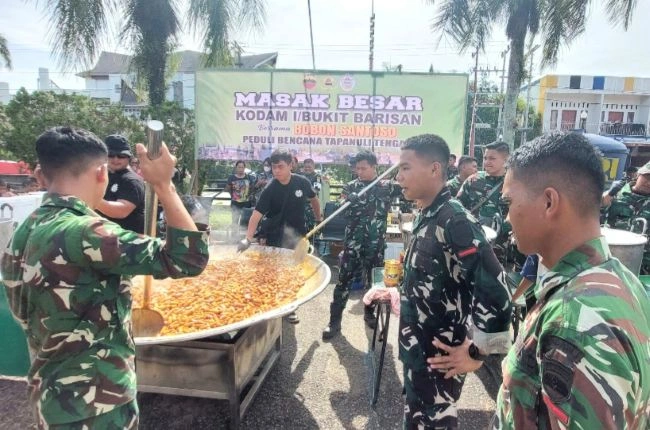 Petugas TNI memasak makanan untuk pengungsi bencana Tapteng dalam kegiatan Masak Besar di GOR Pandan, Tapanuli Tengah (Tapteng), Senin (8/12/2025)/ Jhon InfoPublik.