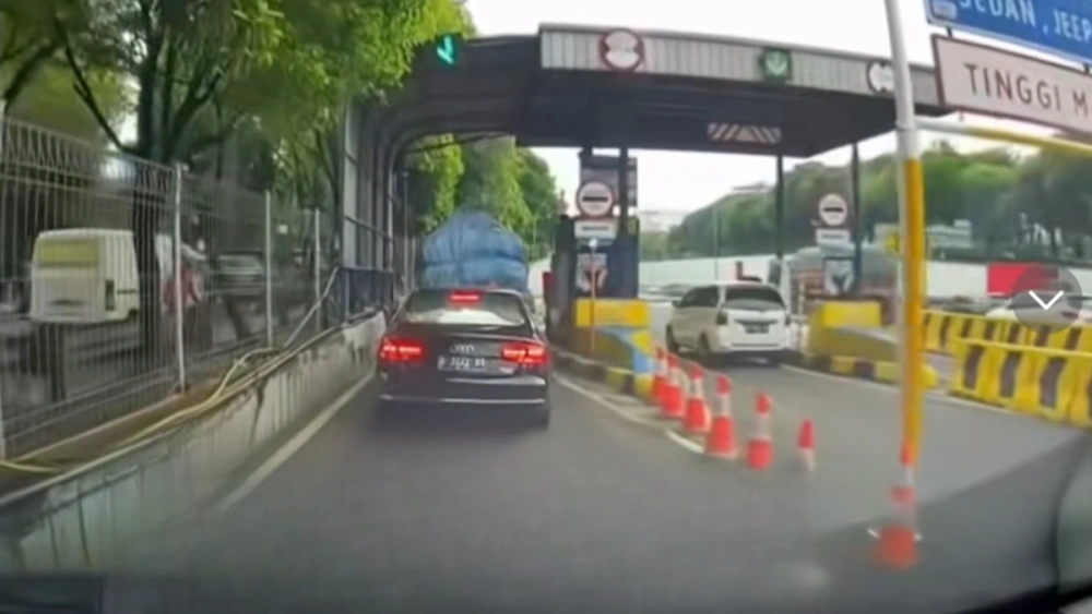 Sedan Mewah Audi A8L mengekor mobil pikap sebelum terobos gerbang Tol TB Simaputang. [TikTok]