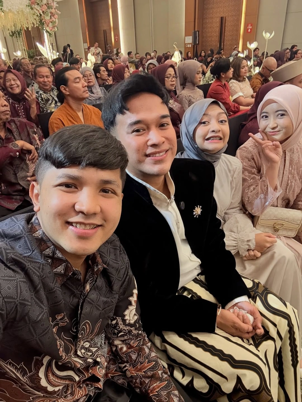 Sejumlah artis hadir di akad nikah Boiyen dan Rully Anggi Akbar yang digelar di ICE BSD, Tangerang, hari ini Sabtu (15/11/2025). [Instagram @jirayutdaa4official]
