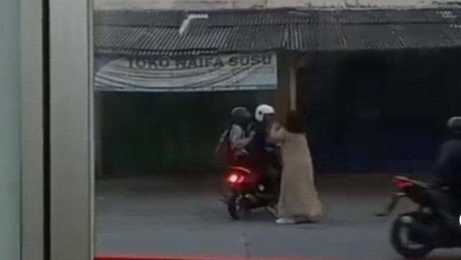 ODGJ Ngamuk di Bekasi, Rusak Minimarket dan Pukul Pemotor