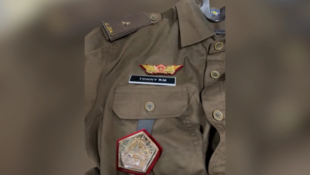 Baju dinas yang dipakai jaksa gadungan Tonny Renaldo Matan dalam menjalankan aksinya menipu korban. [Instagram]