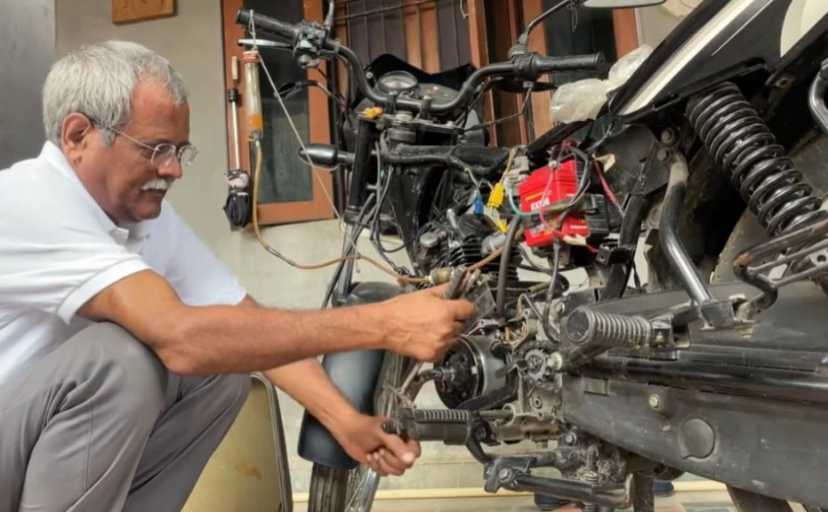 Shailendra Singh Gaur ciptakan mesin t tak dengan konsumsi BBM 176 km per liter [YouTube]