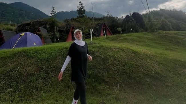 Potret Shanty Denny Cagur Pulang Kampung dan Liburan ke Curug