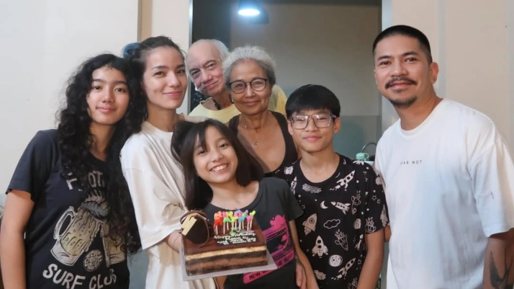 Sheila Marcia merayakan ulang tahunnya bersama suami, anak-anak, dan orang tua. [Instagram @djcrysheila]