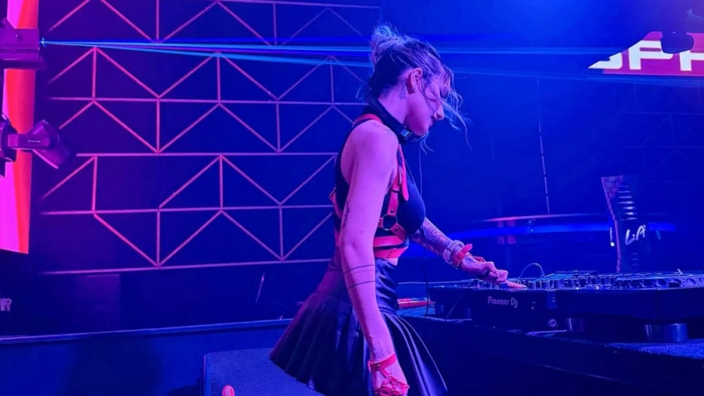 Sheila Marcia juga berprofesi sebagai disc jockey atau DJ. [Instagram @djcrysheila]